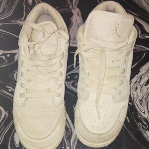 Jordan Kids Sneakers in Cream and White